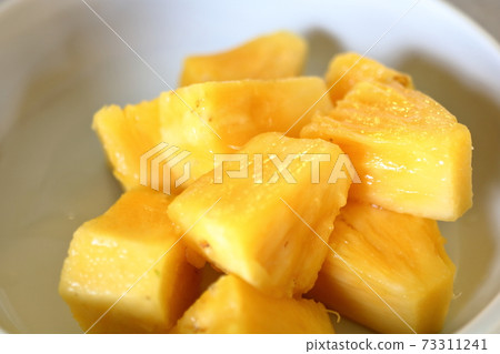 Pineapple block cut Pineapple block cut 73311241