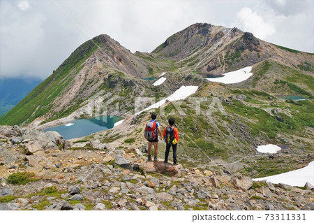 Two climbers looking at Kengamine and Gozengamine from Onanjimine, Hakusan 73311331