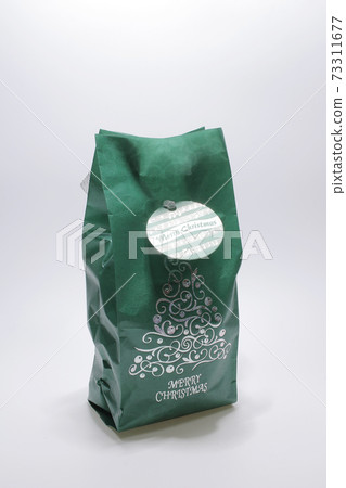 a green package of the chrismas gift 73311677