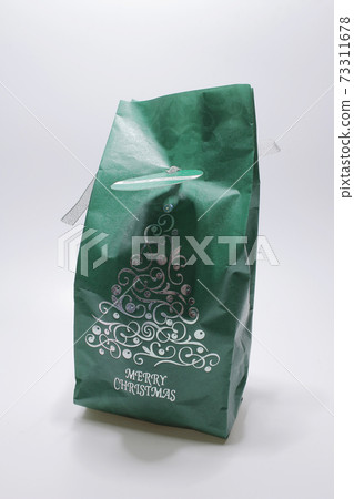 a green package of the chrismas gift 73311678