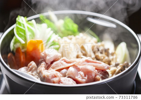 Hot pot dishes that warm up on cold days Hot pot dishes that warm up on cold days 73311786