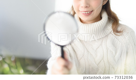 放大鏡和女人。 73312036