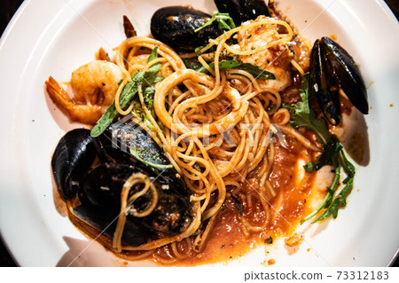 海鮮麵食配蝦，魷魚，貽貝，蔬菜和番茄醬 73312183