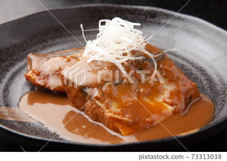 用鯖魚燜鯖魚 用鯖魚燜鯖魚 73313038