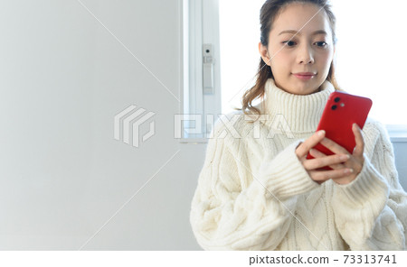 智能手機和女士 73313741