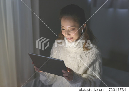 Lifestyle (image of spending time in the room) 73313784