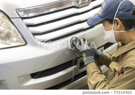 Work scene of a sheet metal craftsman of a car 73314305