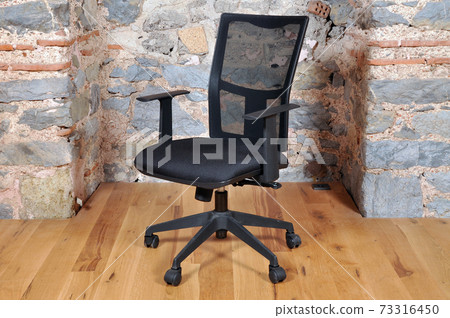 Comfortable and stylishly designed black office chair 73316450
