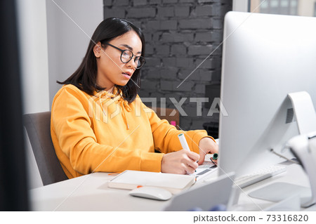 Designer writing something with felt-tip pen 73316820