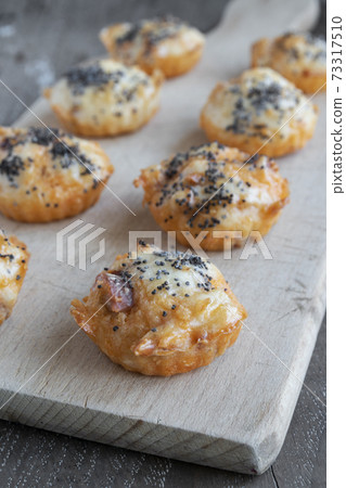 Chorizo bouche with emmental cheese and poppy seeds 73317510