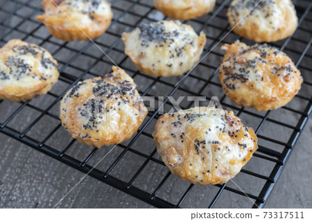 Chorizo bouche with emmental cheese and poppy seeds 73317511