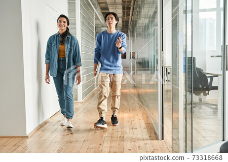 Students walking cross the empty hall 73318668