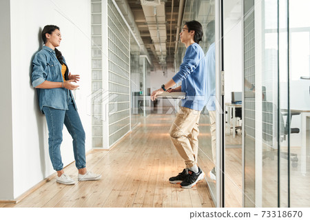 People chatting together 73318670