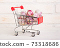 Garlic heads in a shopping cart 73318686