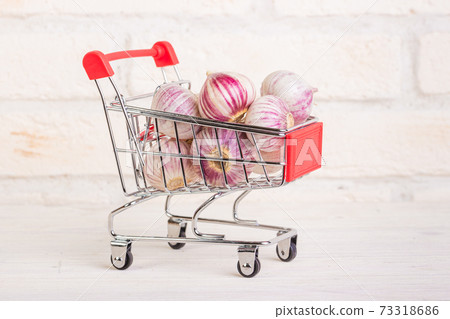 Garlic heads in a shopping cart 73318686