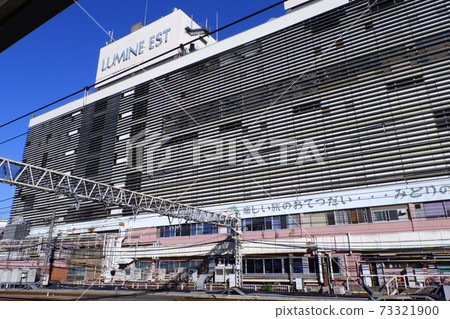 Lumine est seen from the Chuo Line up platform 73321900