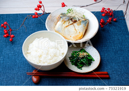 日本的經典食品“味s煮的鯖魚,鯖魚”。 日本的經典食品“味s煮的鯖魚,鯖魚”。 73321919