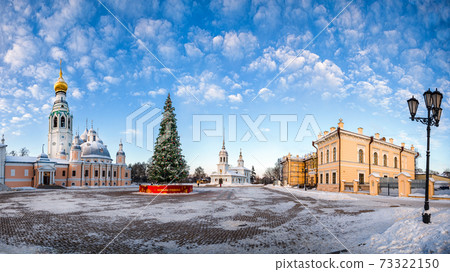 Kremlin square of the city of Vologda on a winter day with a Christmas tree Kremlin square of the city of Vologda on a winter day with a Christmas tree 73322150