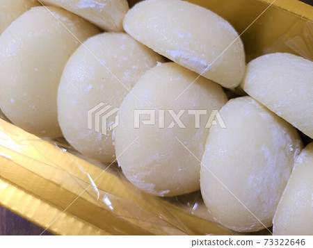 Freshly made round rice cake material background Freshly made round rice cake material background 73322646
