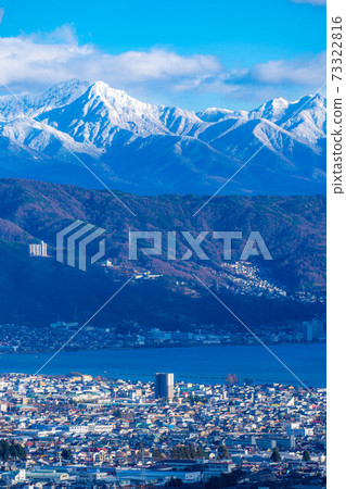 積雪的八嶽山脈和Su訪湖[長野縣] 73322816