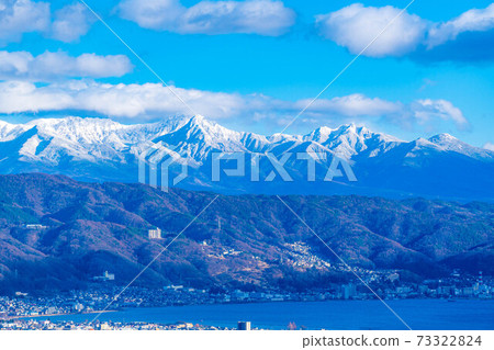 Snow-capped Yatsugatake mountain range and Lake Suwa [Nagano Prefecture] 73322824