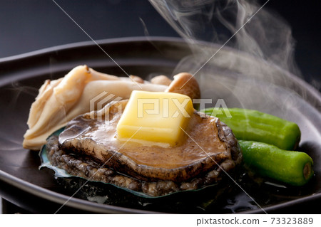 在陶瓷板上烤的鮑魚 在陶瓷板上烤的鮑魚 73323889