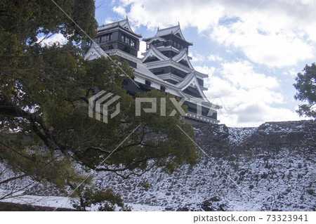From Kato Shrine, the castle tower near the completion of Kumamoto Castle in the snow 73323941