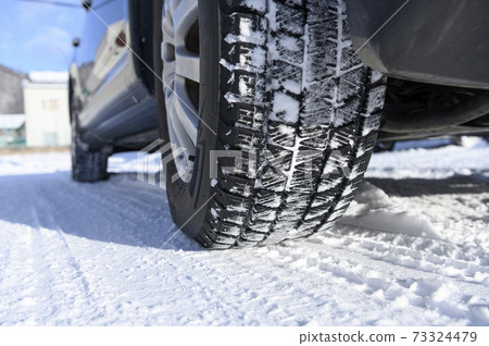 無釘輪胎在雪地上 73324479