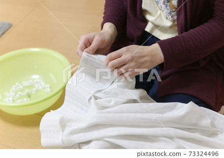 General cleaning scene (remove the hook and wash the curtains) General cleaning scene (remove the hook and wash the curtains) 73324496