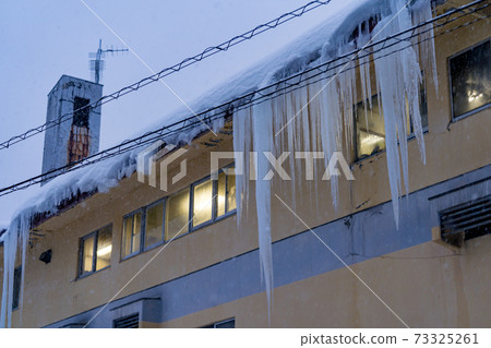 Snow in a snowy country 73325261