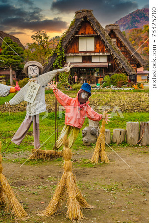 [Autumn leaves Shirakawa-go Gassho-zukuri village and Scarecrow sky synthesis] 73325280