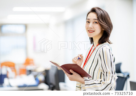 商業女性總裁 73325710