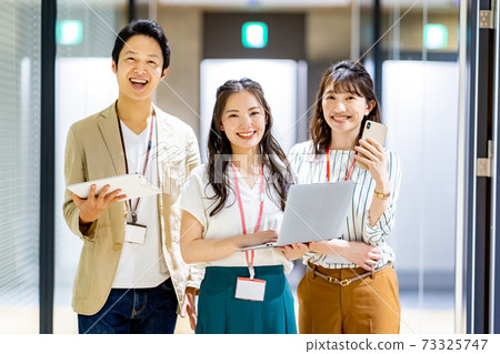 工程師團隊男性和女性 73325747