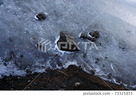 Winter scenery-frozen lake surface 73325855