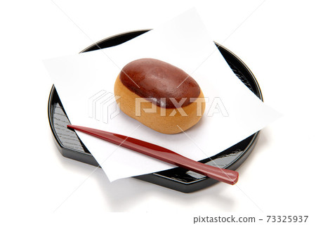 Japanese sweets kuri manju 73325937