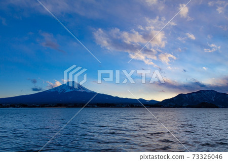 山梨縣川口湖黃昏時分的富士山 73326046