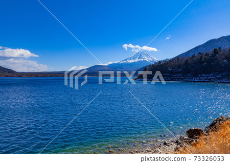 山梨縣本栖湖冬季的富士山 山梨縣本栖湖冬季的富士山 73326053