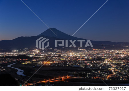 (靜岡縣)三島市和富士山在日落時的街道 (靜岡縣)三島市和富士山在日落時的街道 73327917