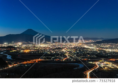 （靜岡縣）三島市和富士山在日落時的街道 73327918