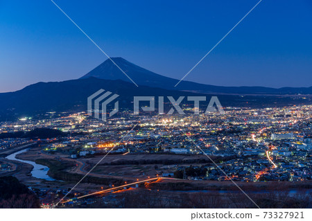 (靜岡縣)三島市和富士山在日落時的街道 (靜岡縣)三島市和富士山在日落時的街道 73327921