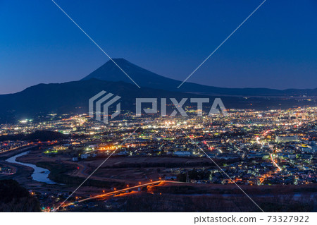 (靜岡縣)三島市和富士山在日落時的街道 (靜岡縣)三島市和富士山在日落時的街道 73327922