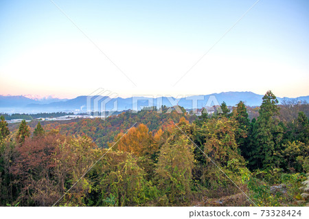 從關越高速公路赤木高原SA下線眺望谷川山脈的日出,秋天景色 從關越高速公路赤木高原SA下線眺望谷川山脈的日出,秋天景色 73328424