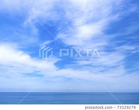 Autumn sea, blue sky and white clouds Sea and sky seen from the Hisui coast of Miyazaki, Asahi Town, Toyama Prefecture in late October 73329279