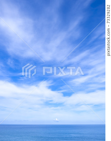 Autumn sea, blue sky and white clouds Sea and sky seen from the Hisui coast of Miyazaki, Asahi Town, Toyama Prefecture in late October 73329282