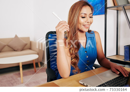 Woma working in home offic Woma working in home offic 73330164