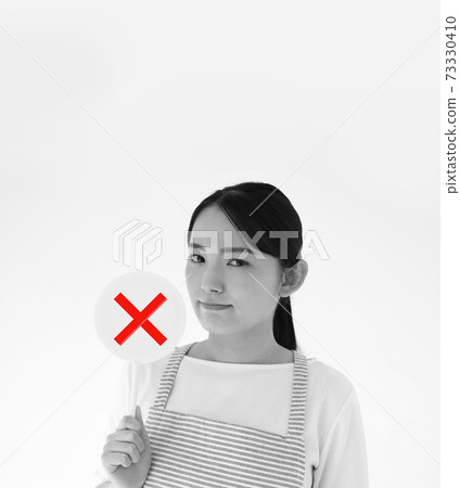 家庭主婦圖像與十字標記 73330410