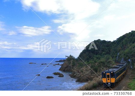 Diesel limited express running on the Sanin coast Diesel limited express running on the Sanin coast 73330768