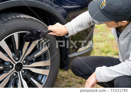 [Car wash] Men washing wheels 73331795