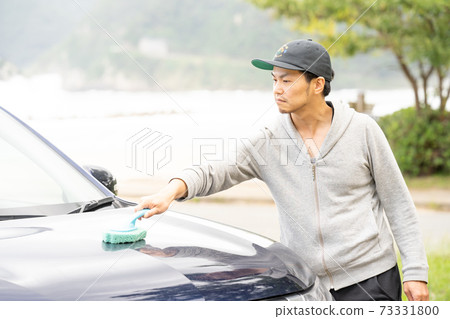 [Car wash] Men washing with a sponge brush 73331800