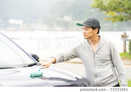 [Car wash] Men washing with a sponge brush 73331801